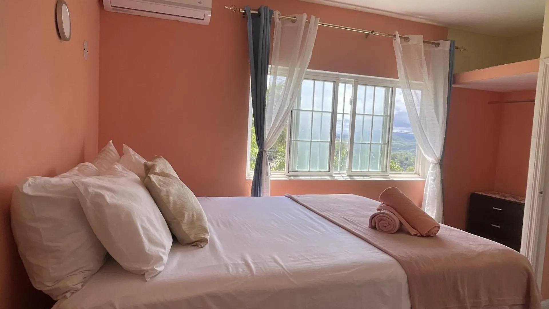 Skyline Suites, Queen, Ocean Views Condo Montego Bay Apartman